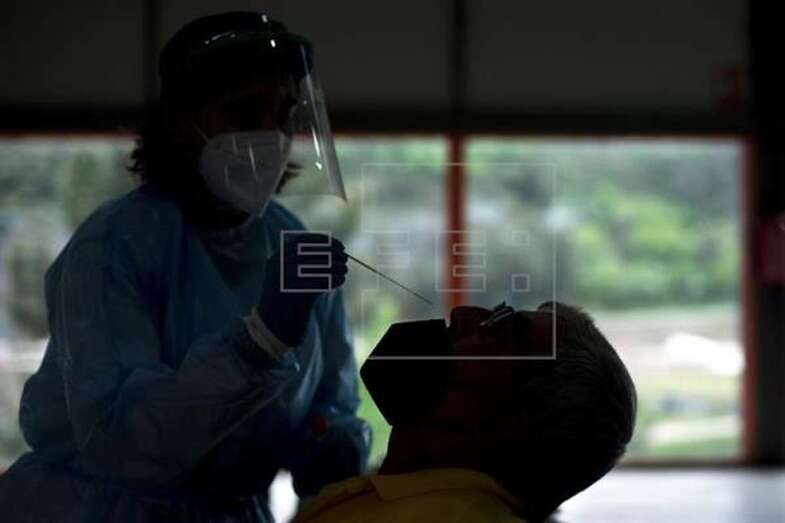 Imagen de archivo de una prueba de detección del covid-19 / EFE Brais Lorenzo